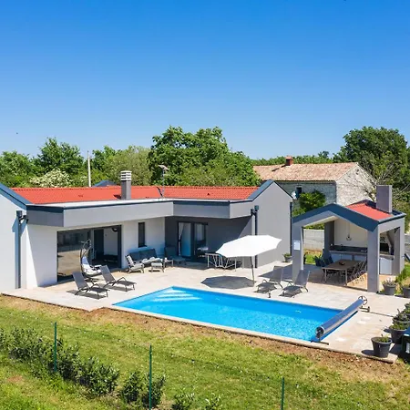 Nora With Heated Pool * Marčana