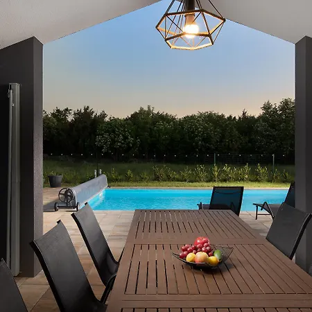 Willa Nora With Heated Pool Marčana