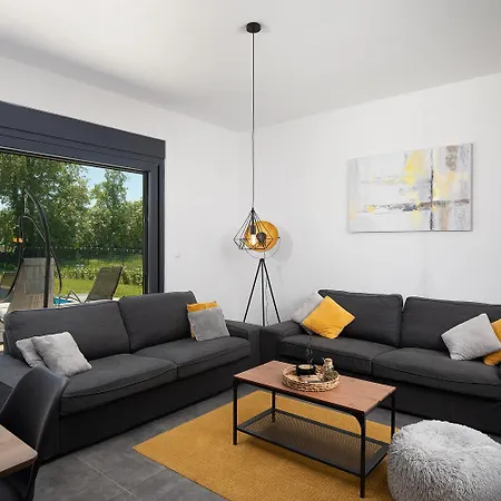 Nora With Heated Pool Marčana