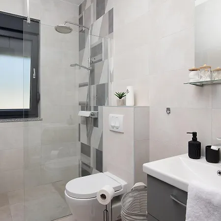 Nora With Heated Pool Marčana