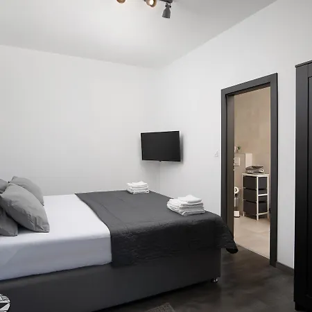 Nora With Heated Pool