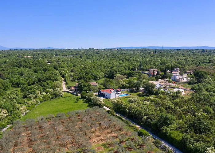 Nora With Heated Pool Marčana