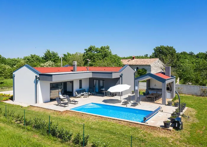 Nora With Heated Pool * Marčana