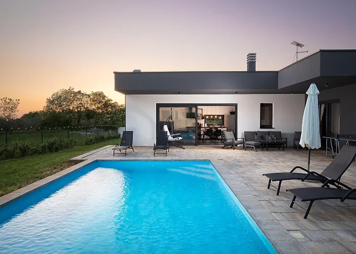 Nora With Heated Pool Vila *