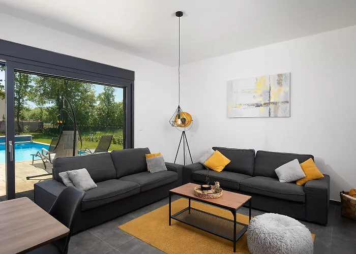 Nora With Heated Pool Marčana