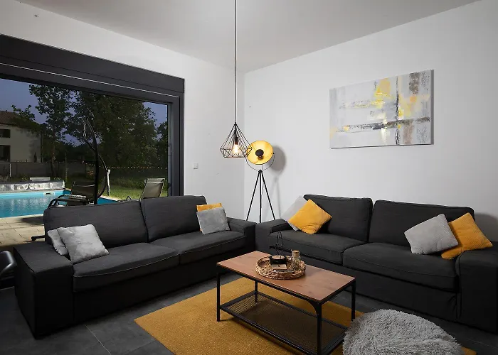 Nora With Heated Pool * Marčana