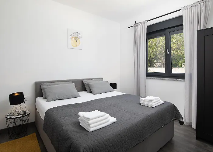 Nora With Heated Pool