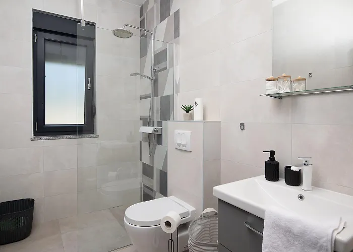 Nora With Heated Pool Marčana