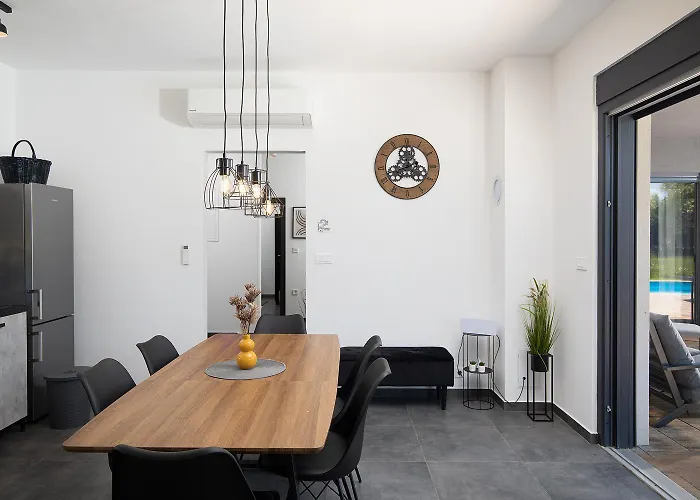 Nora With Heated Pool