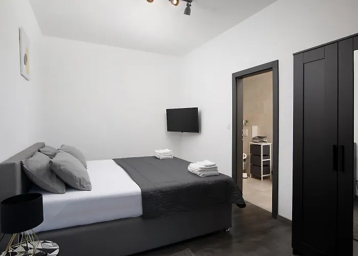 Nora With Heated Pool