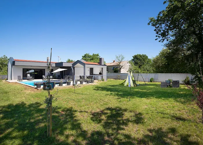 Nora With Heated Pool Marčana