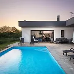 Nora With Heated Pool Βίλα *