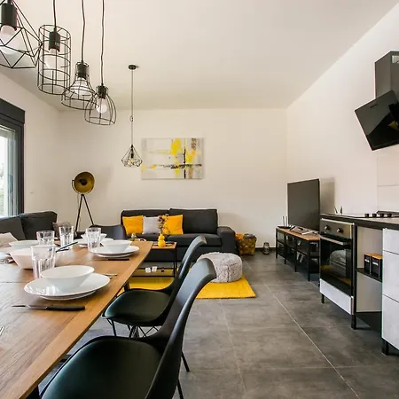 Nora With Heated Pool Villa *