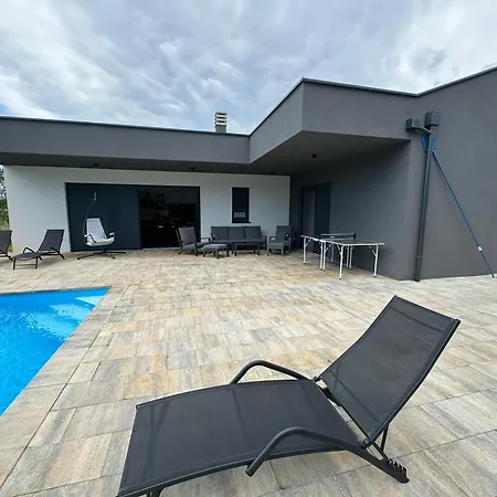 Nora With Heated Pool