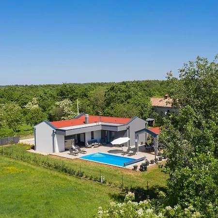 Nora With Heated Pool Villa *