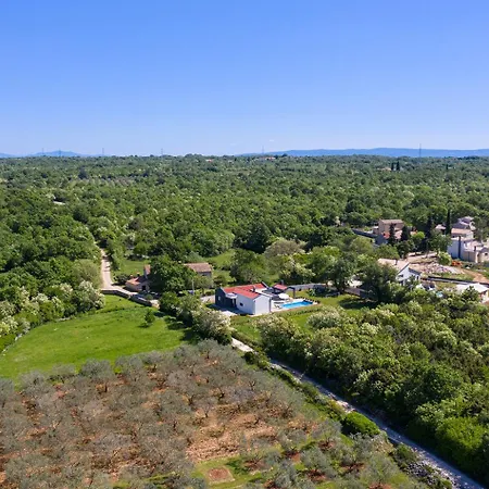 Nora With Heated Pool Marčana