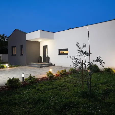 Villa Nora With Heated Pool