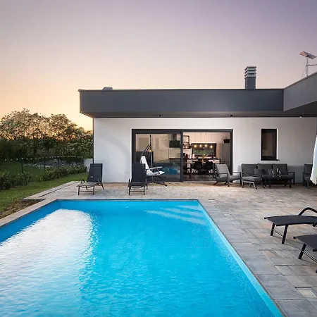 Nora With Heated Pool Villa *