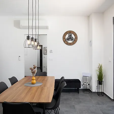 Nora With Heated Pool