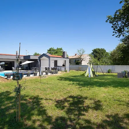Nora With Heated Pool Marčana